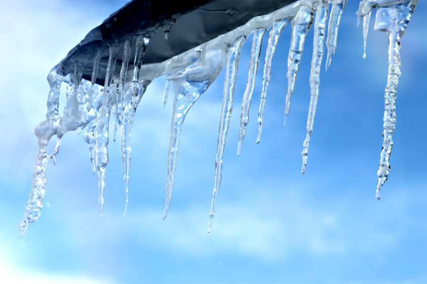 An einer Strebe befinden sich Eiszapfen